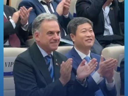 接地气!#乌拉圭总统和北外学生亲切互动 还给表演的同学录视频#乌拉圭总统 #媒体精选计划