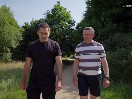 1996年世锦赛,奥沙利文觉得打磨了一段时间的左手该拿出来用用了。10比3击败罗比杜后遭到对手非议,他不在乎。