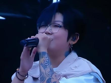 你迟来的顿悟确实让我开心 可我的苦处和伤痕早已沁心入骨