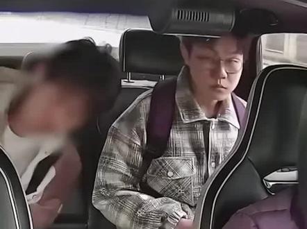 “考试一次没考,还有下一次,但同学的生命只有一次,错过了就不会再重来”,烟台小伙为救同学,缺考了职教高考。经及时抢救,同学已恢复心跳。姜昭鹏,为你点赞!也为司机师傅王涛点赞!(来源:@人民日报 @生活帮 )