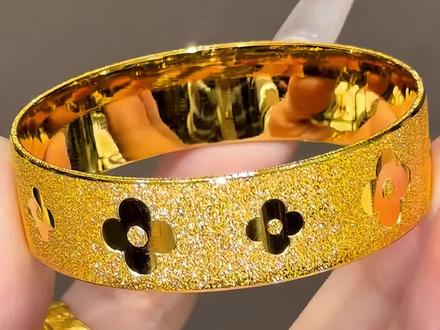 金主又来创新,定制自己的梦中情镯! 把幸运四叶草做在手镯上是什么体验呢?#鲁班金坊珠宝 #济南打金 #黄金手镯 #梦中情镯 #黄金 @鲁班金坊珠宝 @鲁班金坊严选黄金 @鲁班金坊·黄金首饰私定甄选 @鲁班金坊·王师傅高端首饰定制