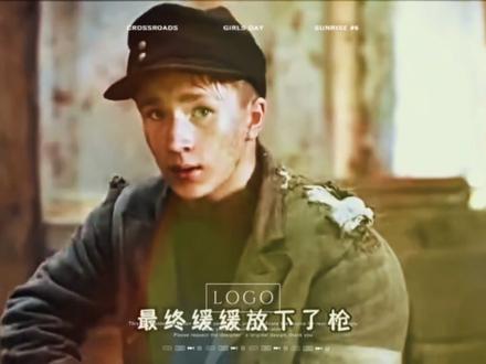 第253部佳片分享《投敌者》(Der Überläufer,2020)是德国4集战争迷你剧(常被当电影/限定剧看待),佛罗瑞·加仑伯格执导,杰尼斯·纽沃纳主演,2020年4月1日德国首播,改编自西格弗里德·伦茨同名小说 。
基本信息
- 类型:剧情/历史/战争;语言:德语/波兰语/俄语;单集45分钟,共4集;又名《弃墨投赤》《The Turncoat》。
核心剧情
二战东线,德军士兵沃尔特休假归队驻守波兰,苏军反攻逼近。他回营报信被擒成战俘,在战俘营濒死之际,被已投苏的战友沃尔夫冈救下并担保,沃尔特转而效力苏军,成了所谓“投敌者”。战后他在新政权任职,一边帮苏军甄别纳粹,一边在良知与生存间挣扎,也在寻找失散的亲人与爱人。