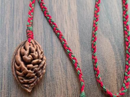 最近比较火的桃核脖挂的编法,大家看看简单吧?
#纯手工编绳 #桃核 #桃枭 #桃核雕刻 #雕刻悟空