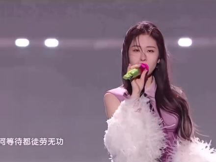 #笼 #张碧晨 #现场版live
歌词:
深海中 那点光 昏暗的诱惑
她以为 抓得住 名为爱的泡沫
人心 扑朔 晦涩 幽蓝如墨
怎么 猜透 看透 故事的结果
为何绚烂 叫人扑空
为何爱我者予我牢笼
为何等待 都徒劳无功
为何囚人者也像困兽
越珍贵 越浪费
致命的伤 诞生于亲密
越追问 越无解
哪有答案 不过是咒语
都在笼中
出口就 在身后 只需要回头
为什么 人们却 亲手上一把锁
不甘 不得 不休 囚人自囚
为爱 为爱 为爱 都只是为我
为何绚烂 叫人扑空
为何爱我者予我牢笼
为何等待 都徒劳无功
为何囚人者也像困兽
越珍贵 越浪费
致命的伤 诞生于亲密
越追问 越无解
答案写在笼中 只为困住你
为何拥抱 那么疼痛
为何爱我者把我葬送
为何港湾 会变作迷宫
为何镜中人失去面孔
越珍贵 越浪费
致命的伤 诞生于亲密
越追问 越无解
哪有答案 不过是咒语
爱不爱我