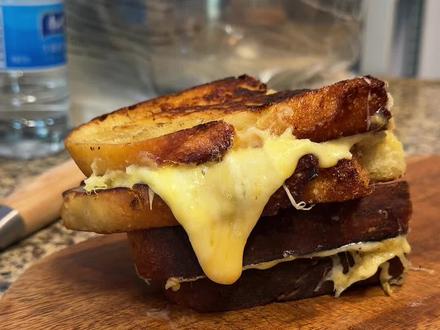 vlog|把家里芝士全用上,想不拉丝都难!10分钟必须吃到嘴里的三重芝士三明治,太过瘾了!#宝妈记录生活日常 #芝士三明治 #90后宝妈 #亲子时光