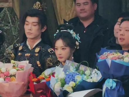 石李七搭《#纨绔难驯,夫人她手拿把掐 》
現在可以预约啦,大家约起来啊~
這裡送上那時看石老師殺青的一丟丟小片段😚
7搭8搭都要爆爆爆!!!
順便再宣一個8搭《#山回路转不见鸡 》昨天也殺青了
而且也是已經可以預約呢!!!
大家快冲呀!!!!
#石雪婧 #李是侥 #缘来石你