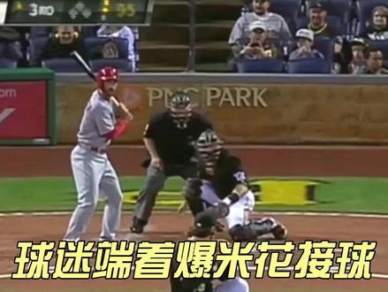 球迷端着爆米花接球,下一幕全场沸腾#体育精神#棒球 #运动 #危险瞬间