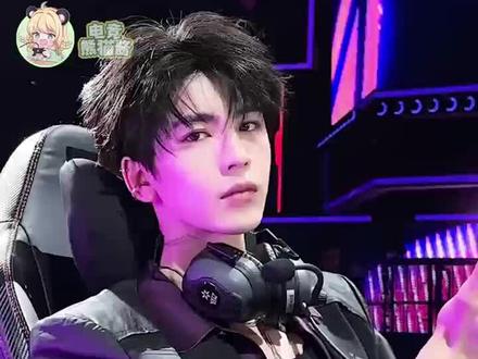 张凌赫 电竞小说男主照进现实了#张凌赫无畏契约首秀#无畏契约#无畏巡回广州站