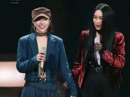 窦靖童管那英叫“老师”,那英当场反问:叫我啥? 😂 童童秒改口“阿姨”——网友:不仅继承了妈妈的嗓音,还继承了妈妈的那英。#窦靖童那英 #那英那言那语 #音综名场面 #窦靖童