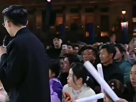 太喜欢看PK了,唐艺旗下主播七歌PK郭有才旗下主播悠悠,演唱《爱火》,哪一位表演的更好?@七歌149🎄21号晚8点半水上舞台 @悠悠¹⁹♡¹⁵⁸⁶下午1点户外开播 @郭有才(16号晚7点相聚江阴飞马水城) #爱火#舞台 #唐艺 #郭有才#表演