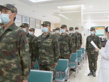 军人的第一课就是令行禁止,在医院这一幕,把护士小姐姐整懵了……(赵健、张浩)#兵哥哥 @抖音小助手