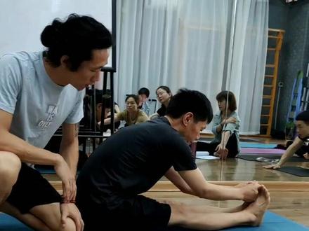 坐立前屈辅助手法,因人而异!你学会了吗?