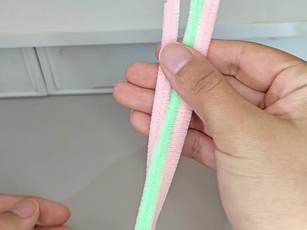 用扭扭棒来做超简单的迷你铃兰花 铃兰花教程来了#扭扭棒教程 #扭扭棒铃兰花 #粉彩系 #我为粉彩系代言 #用粉彩风打开春天