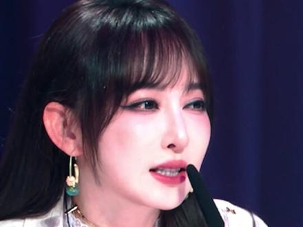 #声鸣远扬2025预选赛抢鲜看 选拔现场何亦可演唱《Here we are》,舞台造型和演唱风格酷似华晨宇,引发蔡国庆、萨顶顶现场大辩论。#声鸣远扬2025 各大赛区选拔火热进行中,敬请关注湖南卫视、北京卫视、江苏卫视、广东卫视、辽宁卫视、新疆卫视、芒果TV、腾讯视频!