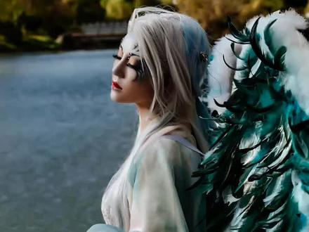 #山海经 文鳐鱼拟人。像鲤鱼,长有鱼的身体,鸟的翅膀,白头红嘴,身上有苍色斑纹,常在夜间飞翔。#原创国风计划