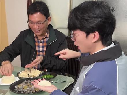 当家里包了“钢镚馅”饺子…… 新年吃儿子做的火鸡面饺子!我代表#邪修派出战抖音年味争霸赛!#抖音年味争霸赛#青年创作者成长计划 #抽象 #家庭搞笑