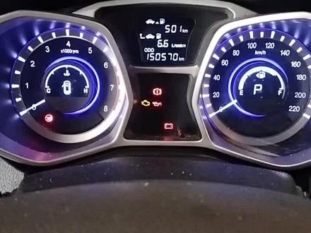 #永诚蓝星汽车 #抖音汽车 #汽车保养与维修 #每天一个用车知识 #带你懂车 江淮瑞风S3行驶中正常,怠速等红绿灯时突然亮很多故障灯,灯光没了,方向助力没了,怠速也异常了。熄火重新发车恢复正常,再停车怠速马上又出故障!
到店检查时发现怠速发生故障时候发电机电压达到18伏。后面再检查就完全不发电了。直接更换发电机!