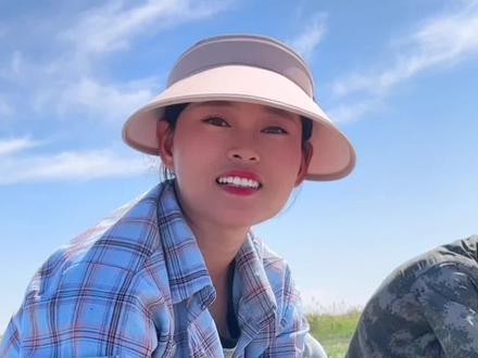 一条渠绵延逶迤通向远方,纯净的雪水奔腾不息,滋养着天山南北,哺育了新疆儿女,我们播下希望的种子,一定会收获丰收的快乐!#我的乡村生活 #乡村守护人 #三农#记录真实生活 #抖音新农人计划2023