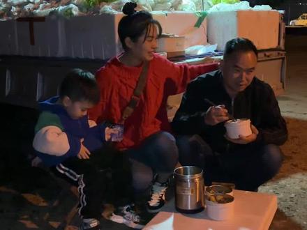 我们的开心很简单,被人肯定就是被信任的开心,能赚到钱是生活压力减小的开心,而永远的开心就是一家人平安健康#记录真实生活 #生活的烟火气息 #摆摊