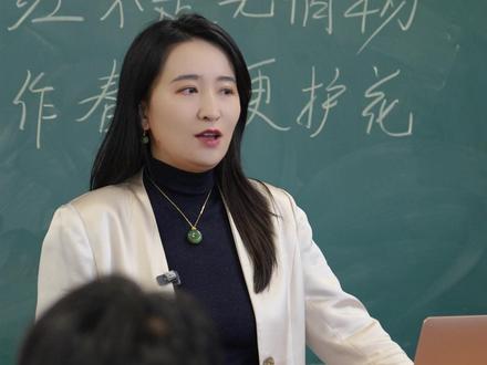 每个觉醒时代,都有不合时宜的呐喊者 他的字丑得让阅卷老师,直接跳过内容给了他最后一名。好不容易当上官,又因为“不合时宜”的直言进谏,被领导扣了一年工资。他就是晚清悲情才子#龚自珍 。龚自珍的“悲”,不仅是他个人的怀才不遇,更是一个时代的悲剧底色。他知道如果不能兼济天下,那至少我要独善其身。每个需要觉醒的时代,都有“不合时宜”的呐喊者。#己亥杂诗 #文学 #诗词 #传统文化