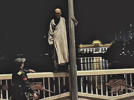 曾渡遍众生的大师终究渡不了自己,女子痛哭背后藏着何种隐情?#扶灯大师疑因情执渡不了己 #渡人难渡己背后的隐情 #全网热议大师坠江 #和尚 #跳江