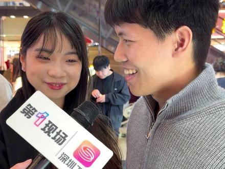 1月31日,广东深圳。由于国际金价暴跌,今日在水贝购买黄金的市民特别多。一对“五一”准备结婚的新人因为刚需来水贝买黄金,计划添置5万元的金饰。@DOU+小助手 @抖音小助手 #金价 #水贝 #黄金 #媒体精选计划