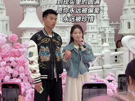 关注王文静整整6年了
从一开始默默看文静和嫂子拍的段子
到今天
居然能亲眼见证她被求婚的这一刻
真的又感动又替她开心
看着她被人好好爱着 被郑重对待
就像自己的朋友幸福了一样
六年时光没有白等
最好的女孩
值得最认真的偏爱和最圆满的幸福
文静,一定要一直幸福下去呀 💛@王文静 @煤球妹妹🙈🦆