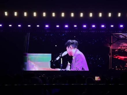 剪一下JJ20昨晚限定💜现场太圆满💜
黑色泡沫➕love uu➕只对你说➕爱要怎么说出口➕第几个一百天➕裹着心的光
#行走的cd #林俊杰jj20世界巡回演唱会