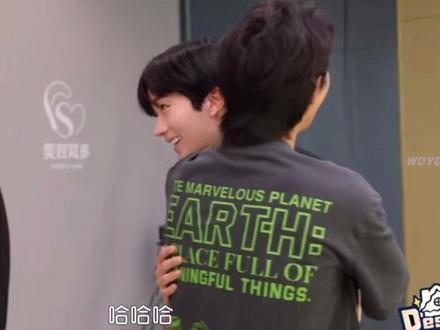 “就初吻吧!”
#黄星 #邱鼎杰 #嗨嗨