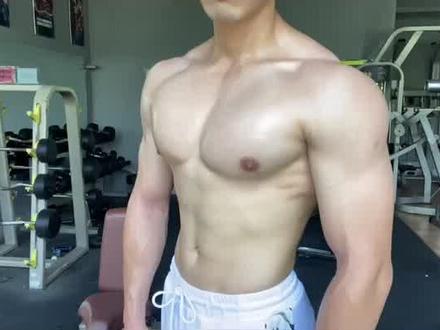 会跳动的活肌肉,据说能完成这些动作的胸肌都会跳#练胸 @DOU+小助手