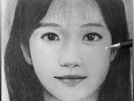 匆匆那些年,转眼即逝。最牛漫画师仅凭一张纸画出女孩从1岁到100岁的肖像。 #新西兰漫画师dp #人物肖像 #画画