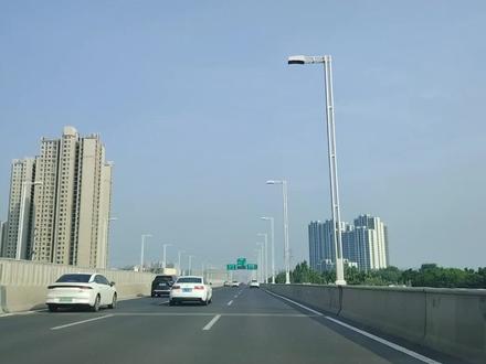 听精神科医生说得太通透了!
人这一辈子,真没必要活得太板正、太规矩。
有时候有点小不正经,才是真正经。
人别活成一潭死水,总得有点自己的小癖好、小随性:
偶尔喝点小酒、凑局打个牌,没事逛逛大街、偶尔舍得花钱,有点欣赏美好的小心思……
看似老不正经,实则是给自己留个情绪出口。
心里的压力、生活的委屈,都能在这些随性小事里释放掉。
太正经、太克制、毫无爱好的人,最容易憋出心病。
成年人最好的养生,就是留一点“小不正经”,取悦自己,放过自己。
#人生感悟 #成年人的情绪 #生活烟火气 #放过自己 #人间清醒