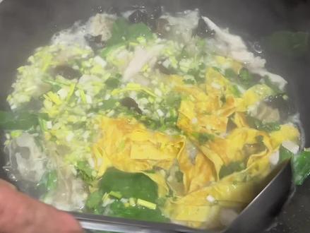 滑肉汤 汤清肉滑的滑肉丝汤,大席必备菜,大呼的胡椒大呼的醋,大冬天来一碗忒是味了,刻在骨子里的家乡味。#滑肉汤家常做法 #滑肉汤#抖音美食创作人 #农村美食#在家做美食