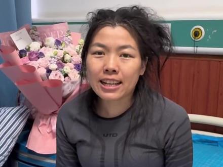 荒野求生冷美人报平安,曾因营养不良退赛 11月18日,张家界七星山荒野求生女选手“冷美人”在社交平台发视频报平安。
此前,她因呕吐晕倒送医,诊断结果为营养不良,遗憾退赛。
赛事要求,选手仅能带一把刀,全程无外界补给、不许组队,需自行搭建庇护所、净化水源、野外觅食。
赛事分半决赛与决赛,冠军基础奖金高达 20万。#冷美人 #七星山荒野求生 #张家界