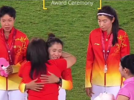 湖北女足 | 11月15日,第十五届全运会足球项目女子成年组决赛在佛山市世纪莲体育中心体育场进行,湖北女足终场前被江苏女足绝杀0比1不敌对手,最终取得本届全运会女足项目银牌,这也是湖北女足历史最好成绩。这个结果对于湖北女足姑娘们来说肯定有些许的遗憾,颁奖的时候很多球员流下了眼泪,但这就是竞技运动的残酷性和魅力所在。11月17日,也就是两天之后2025/26赛季女足亚冠联赛武汉赛区开赛,姑娘们将返回武汉马不停蹄迎战纳萨夫(乌兹别克斯坦)的比赛,希望武汉女足姑娘们擦干眼泪尽快调整好状态迎接后面的比赛,加油姑娘们,你们都是好样的!#湖北女足 #第十五届全运会 #全运会 #女足亚冠联赛 #武汉女足