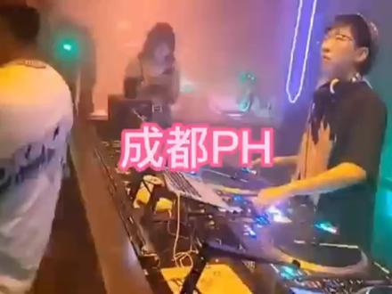 多才多艺的老白,跳舞拿捏,DJ打碟同样拿捏!#江南第一深情 #老白不喝酒 #在石250 #PH #dj打碟