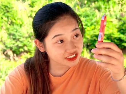 给姥姥做个小时候经常吃的烤火腿肠#火腿肠 #新农人计划2021#抖音美食制作人#农村美食