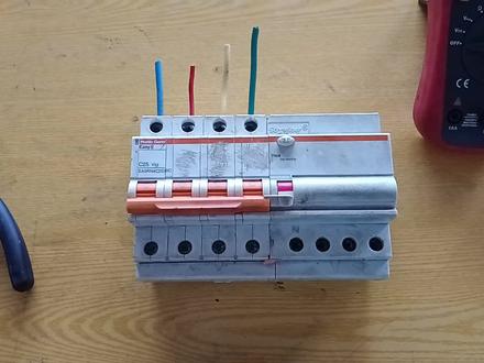 三相四线制空开如何接线哦