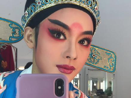 杨老师说我要是用美颜,他的妆就毁了,赶紧拿后置拯救拯救,期待一下后面大炮的正经成果~#国风正当红