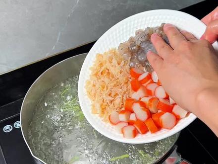 在我们福建啊,这道七彩海鲜羹以前只有饭店里才能吃到,自己在家做其实很简单,鲜美又好喝~#七彩海鲜羹 #发菜汤 #七彩发菜汤 #福建特色菜 #年夜饭菜单提前曝光了