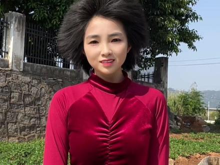 做自己的光,不需要借谁的亮 你不是藤蔓,是能扎根的树
别被“女孩该温柔”“年纪到了要安稳”定义。
可以穿高跟鞋踩泥地,也能披围裙握方向盘;
在职场争分夺秒,也能在深夜读诗煮茶——
你的人生没有模板,风往哪吹,你就往哪生。
软肋是孩子,铠甲是自己
当妈妈后才懂,原来“超人”不是天生的:
一手抱娃一手拎菜时,咬咬牙也能爬五楼;
崩溃到想哭时,听见孩子叫“妈妈”又笑着擦眼泪。
但别忘了,你先是自己,才是妈妈——
把孩子举过头顶前,先把自己活成榜样。
年龄不是刻度,是礼物的包装纸
20岁,敢素颜闯江湖,错了就重来;
30岁,懂了温柔的力量,也藏着棱角;
40岁,眼里有故事,脸上无风霜;
每道皱纹都在说:我活过,认真且热烈。
低谷时蹲下来,是为了跳得更高
被否定过?被质疑“女人干不了这行”?
没关系,把委屈咽下去,换成熬夜学的技能、早起练的口才。
当你把自己炼成武器,全世界都会为你让道——
高跟鞋能踏碎偏见,也能走出独属你的星光大道。
不必等谁来宠,你是自己的屋檐
可以期待爱,但更要会谋生亦谋爱:
银行卡里的数字,比情话更让人踏实;
能自己换灯泡、修电脑,也能在暴雨夜给自己撑伞。
你越不慌,就越有底气拥抱慌张的世界。
记住:
虽是女儿,是妻子,是母亲,
但最重要的,是那个“想成为的自己”。
不必完美,不必讨喜,
像野草一样疯长,像太阳一样热烈——
这才是女人该有的生命力。
你未必光芒万丈,但始终温暖有光。#用音乐治愈心灵 #真人真唱 #你自信的样子一定很美 #修行