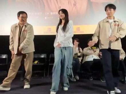 #电影过家家 路演现场成龙大哥看了一遍就学会海豹舞,好认真,速成版,和彭昱畅一起跳的好萌好可爱。 #成龙彭昱畅现场跳海豹舞