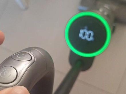 追觅洗地机维修 故障代码E1机器故障请联系售后维修 哎呀,刚把客厅的“地板舞台”交给追觅洗地机,它竟然给我来个“E1”闪灯秀!🤔
画面一:机器屏幕红红的,代码E1闪烁——这可是传感器罢工信号,机器自认“我不行了”,需要重启或找售后
。
画面二:我先给它来个“强行重启”,手指点开电源,机器嗡嗡作响,却依旧固执地显示E1。
画面三:无奈切换到“求助模式”:“别慌,E1不等于世界末日,只是它想要专业的‘维修师傅’来安慰一下。”
“机器故障请联系李师傅,别让E1抢走你的清洁时间!”
@抖音福利小助手 #添可洗地机维修 #追觅洗地机维修 #美菱洗地机维修 #洗地机维修 #洗地机售后 @泉新扫地机器人维修