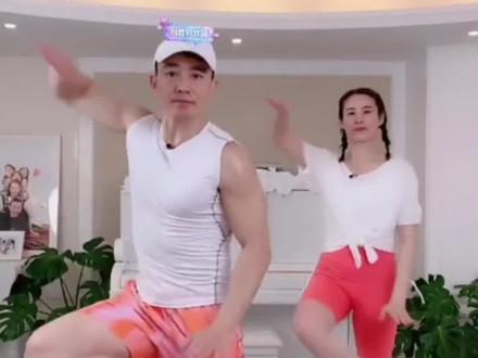 #刘畊宏夫妇直播健身被禁播 ,原因竟是穿着太紧身,疑似“哺乳期擦边球”#刘耕宏 #直播 #刘耕宏穿羽绒服直播健身