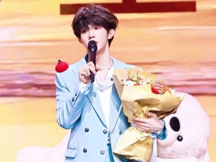 苏新皓不论是那个一天一天都是最完美的毕设 这个大合唱可以循环好久好久#苏新皓被粉丝合唱感动到哽咽