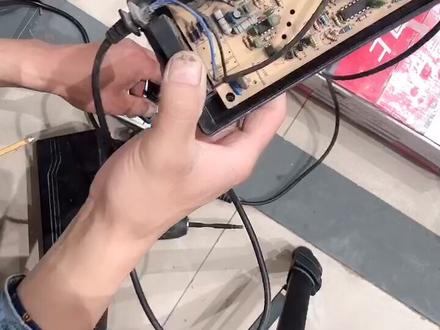 电动车充电器充电的时候噪音.只需要一滴食用油或机油.就又更新的一样了。