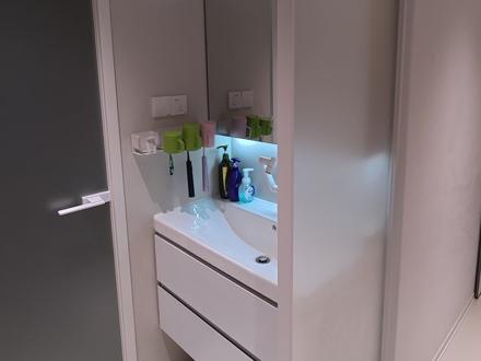 对于小户型来说 省空间才是最重要的 卫生间干区半墙可以选择用更小尺寸的玻璃隔断 节约空间 让干区水盆尺寸更好用#装修 #装修分享 #干区半墙设计 #干区洗手台 #装修避坑
