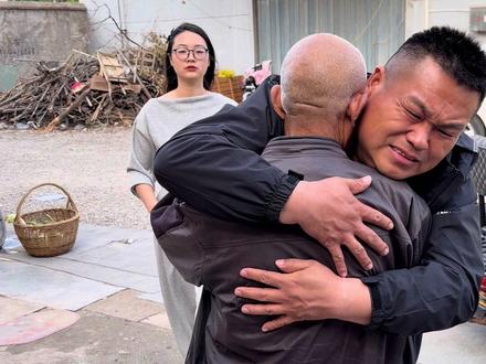 趁父母健在,有时间多陪陪他们,珍惜跟他们在一起的幸福时光。#正能量 #愿天下老人老有所依 #孝敬父母