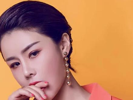 流浪歌手花姐 人称流浪歌手的花姐是当之无愧的网红鼻祖,从大排档歌手到网络红人,她的歌曲首首爆款,今天来盘点一下她最好听的五首歌曲,我最喜欢第四首,你最喜欢哪一首?#音乐分享 #每日推荐音乐 #抖音热歌
