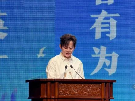 何炅现身浙江大学揽才,现场一片欢呼声 #何炅 #浙江大学
